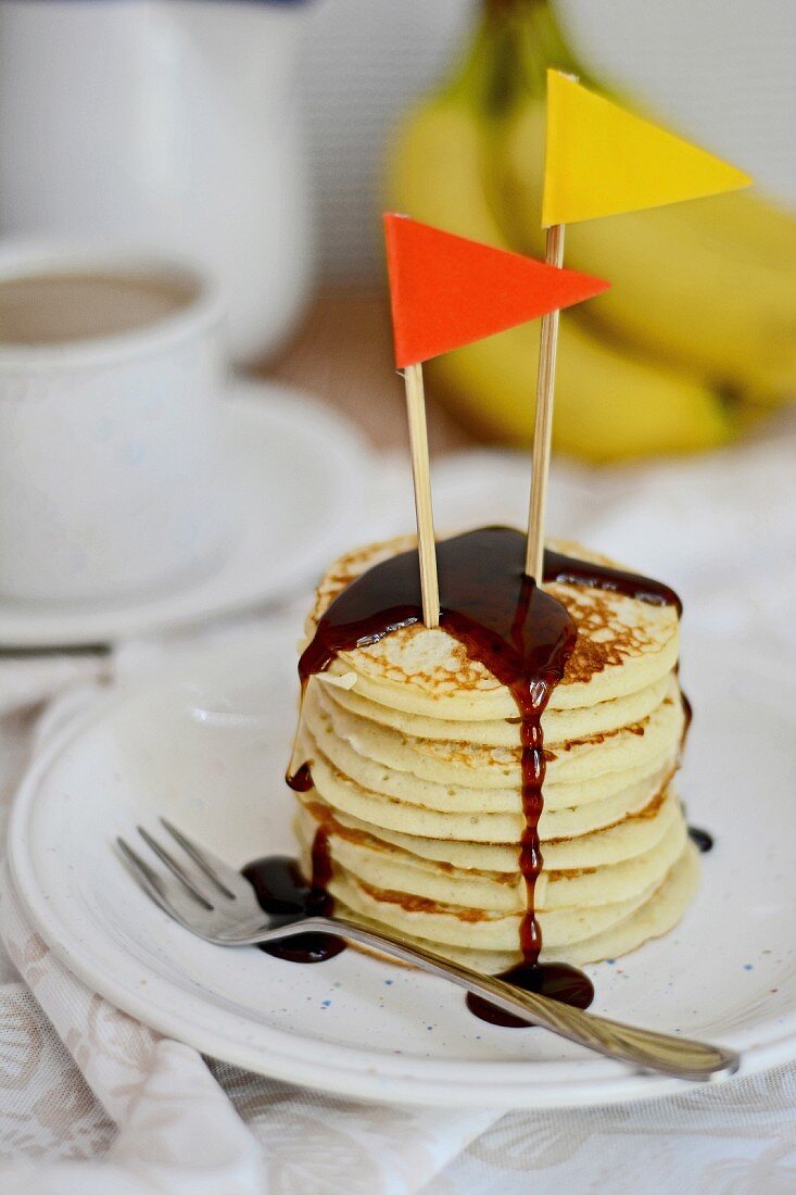 Pancakes mit Ahornsirup und bunten Flaggen