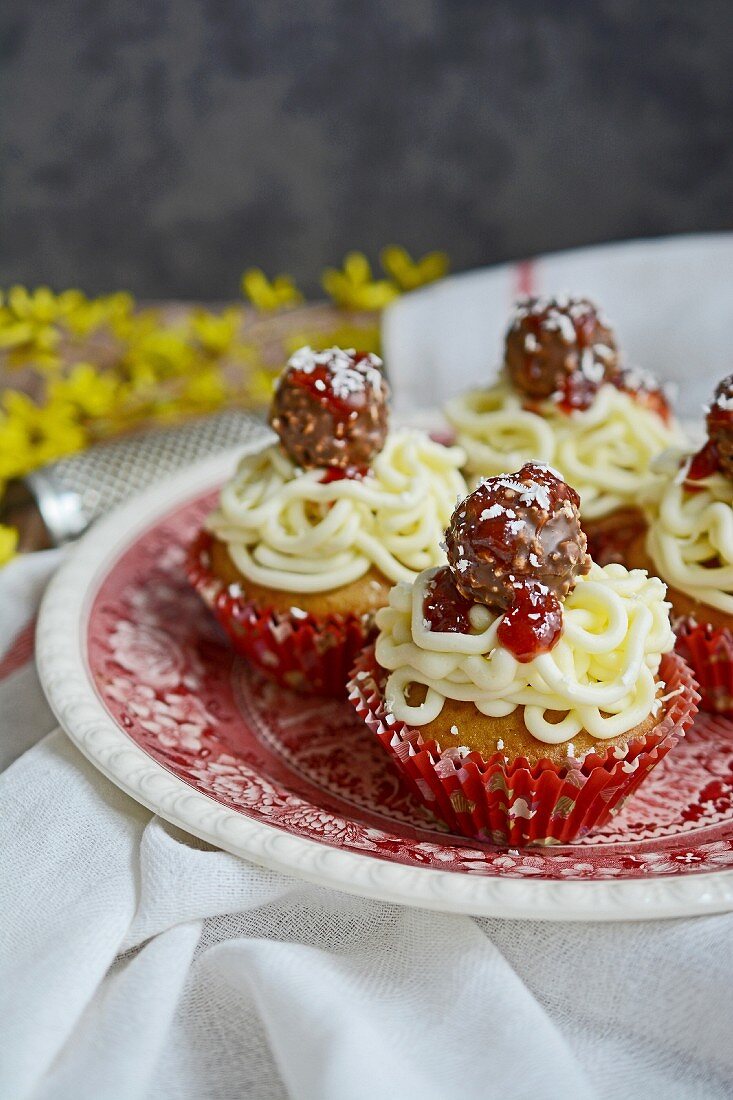 Aprilscherz-Cupcakes mit falschen Hackbällchen, Nudeln, Tomatensauce und Parmesan