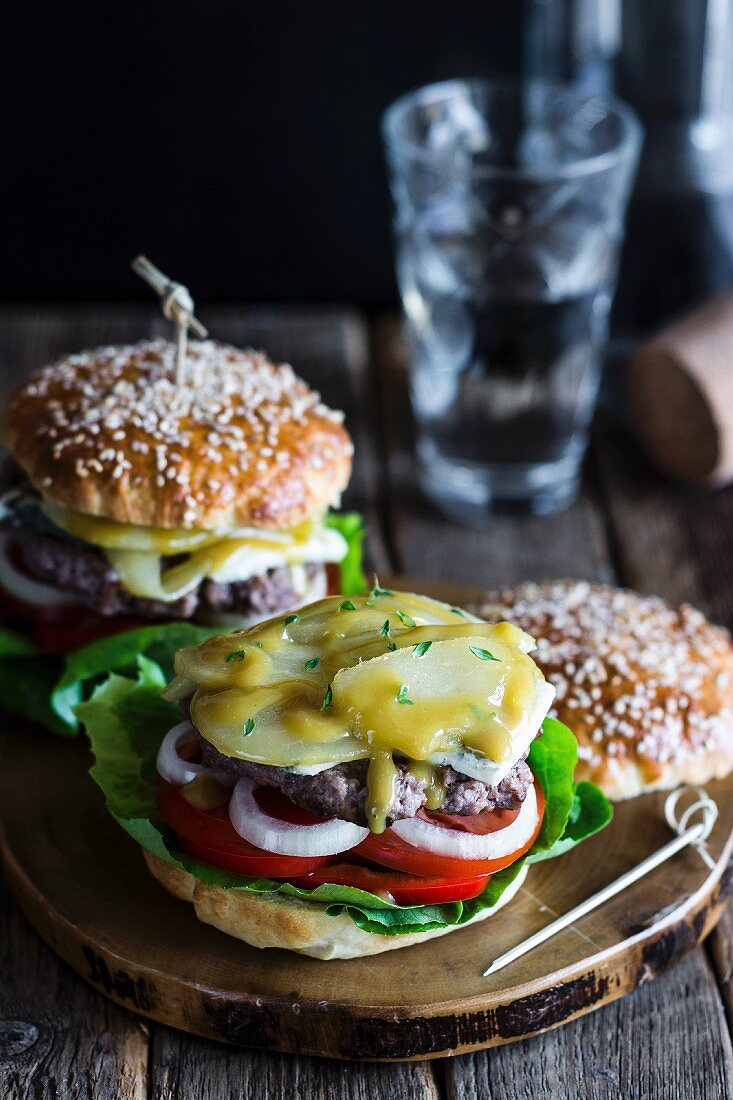 Beef burgers with pear and honey mustard
