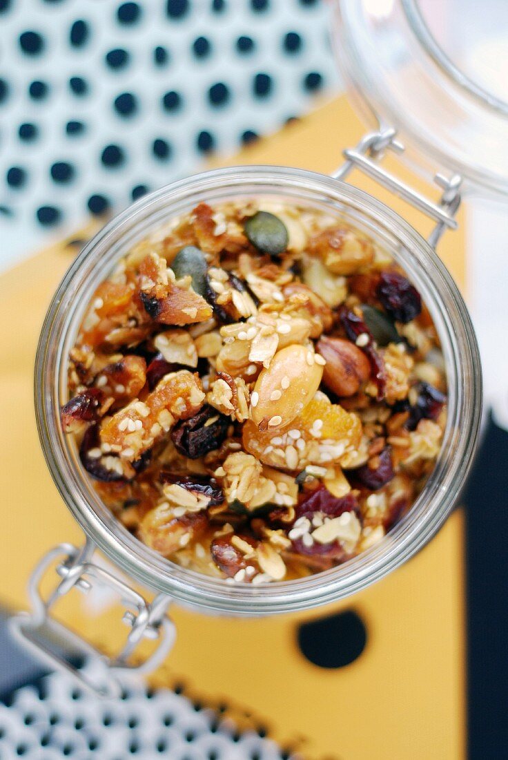 Hausgemachtes Müsli mit Haferflocken und Kürbiskernen im Glas