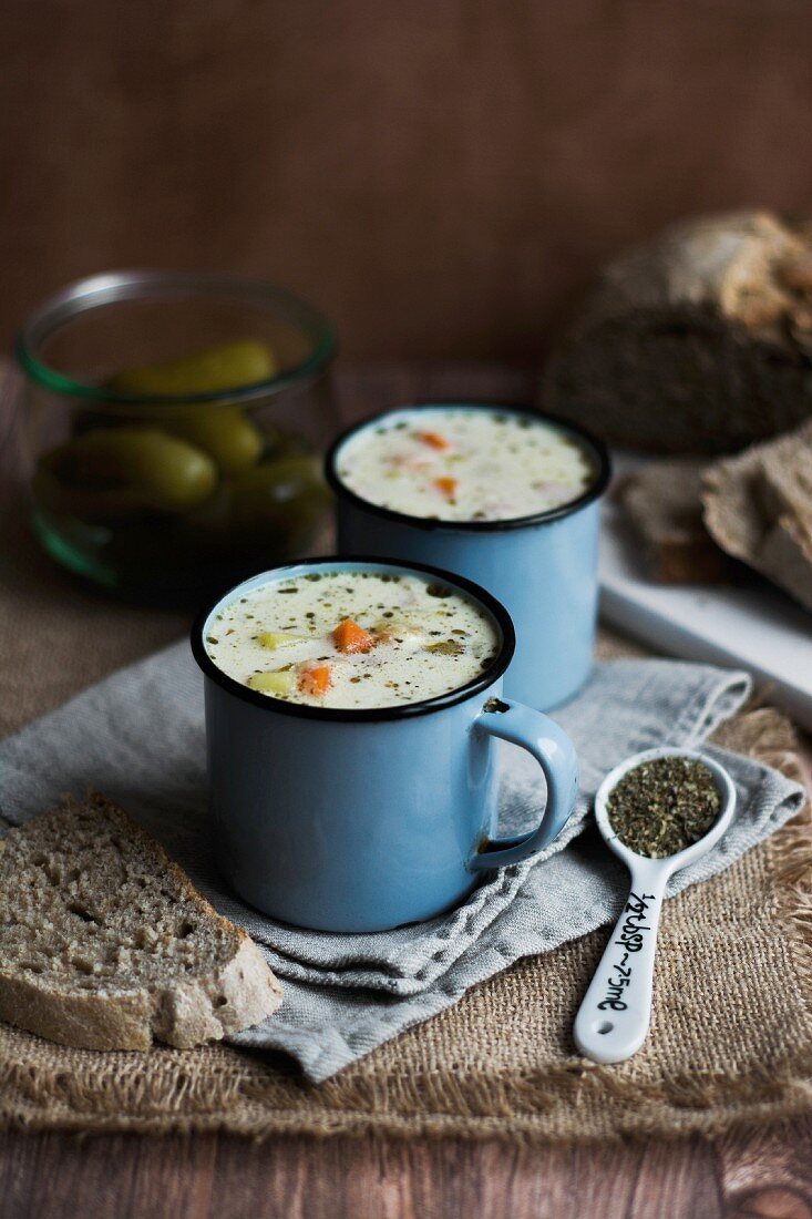 Essiggurkensuppe im Emaillebecher