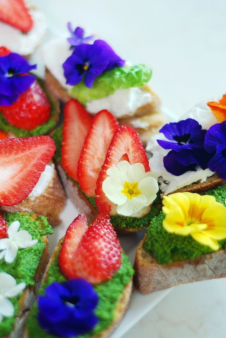 Brote mit Rucolapesto, Erdbeeren und Frühlingsblumen