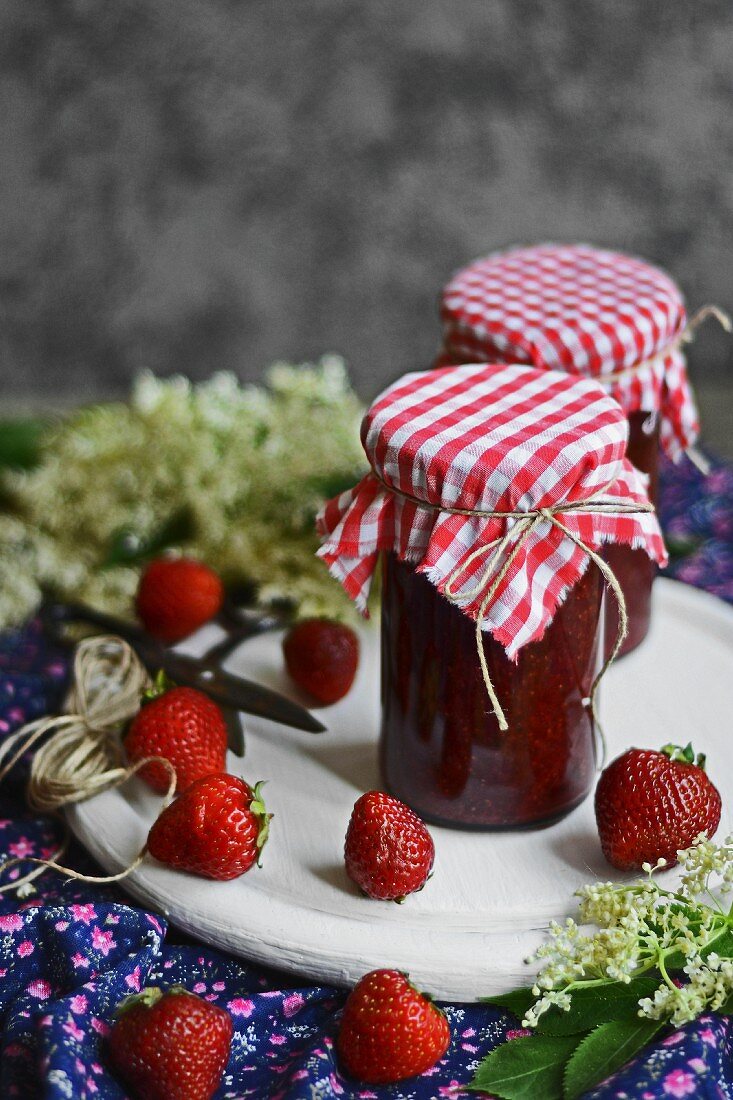 Erdbeer-Holunderblüten-Marmelade im Glas