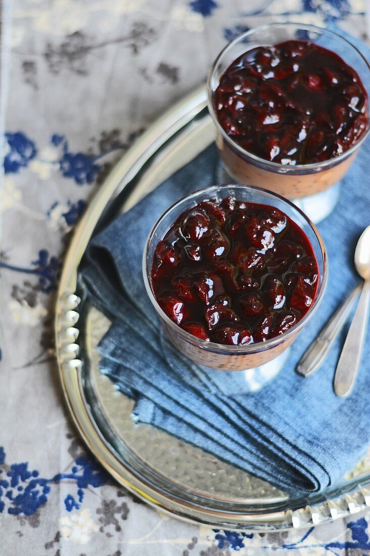 Schokoladen-Tapioka-Pudding mit Kirschen