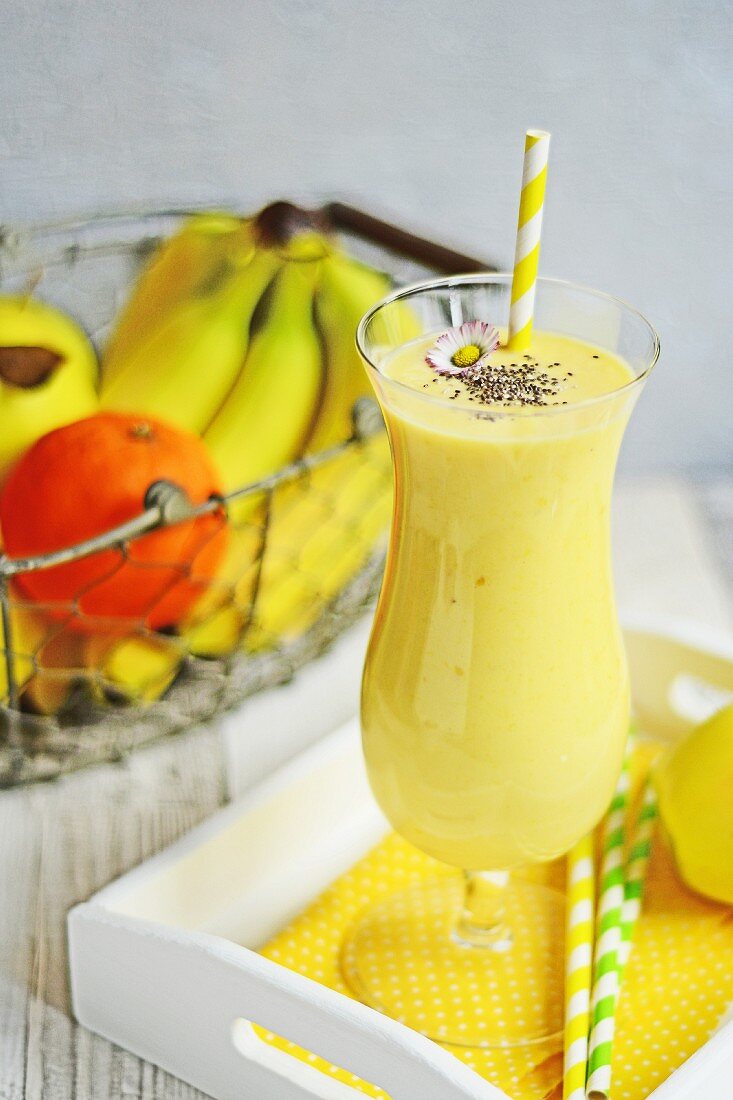 Smoothie mit Orange, Bananen, Apfel und Chiasamen