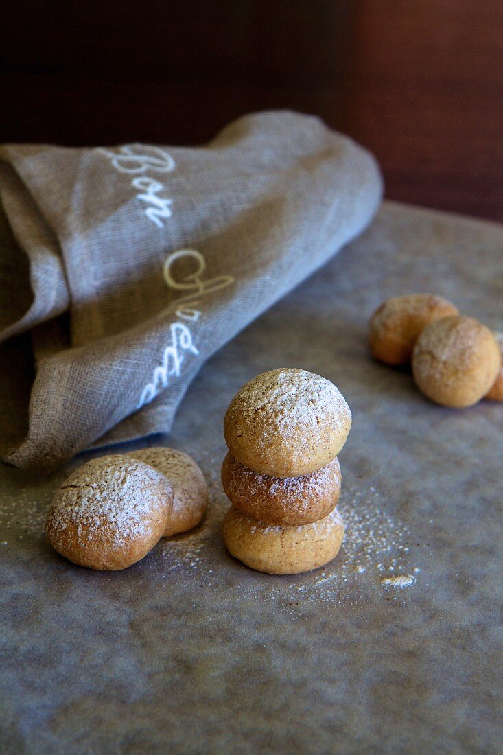 Cinnamon cookies with a rustic linen cloth