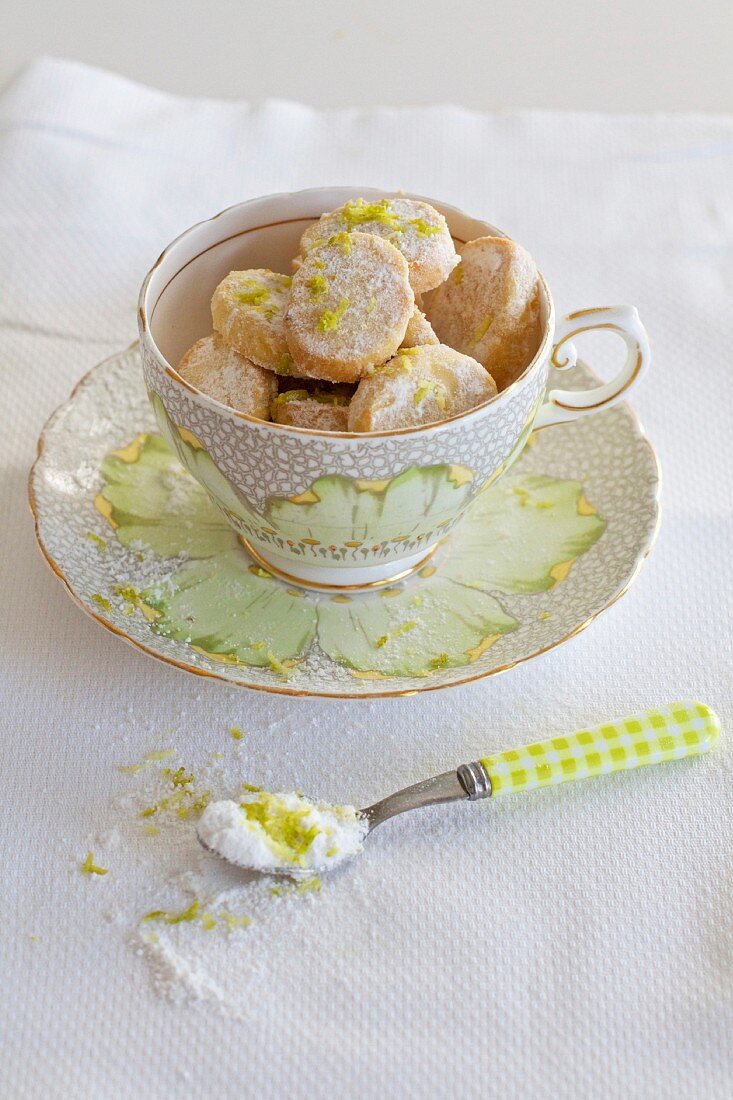 Shortbread Cookies mit Limettenzesten in einer Tasse