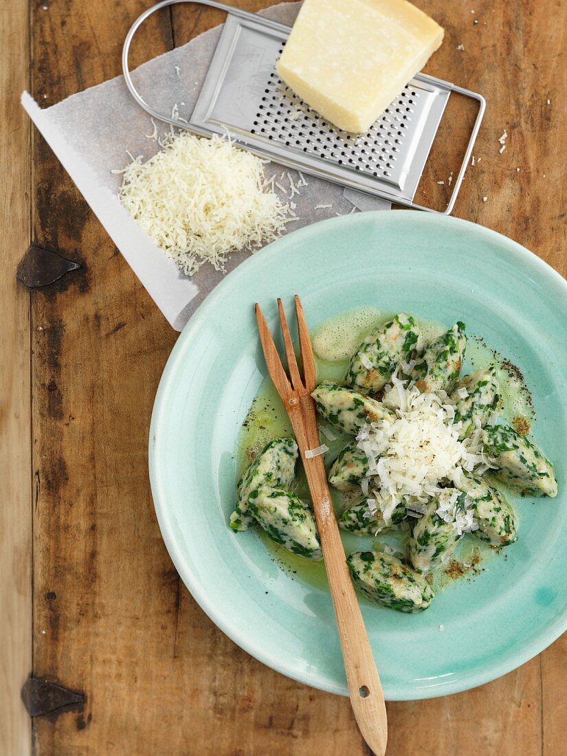 Strangolapreti (Ricotta-Spinat-Nocken, Italien) mit geriebenem Käse