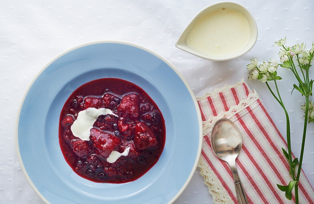 Rote Beerengrütze mit Sahne