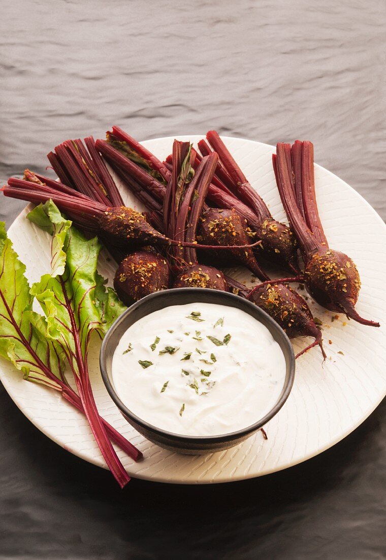 Joghurt-Tahini-Dip mit Zitrone und gebratene Rote Bete