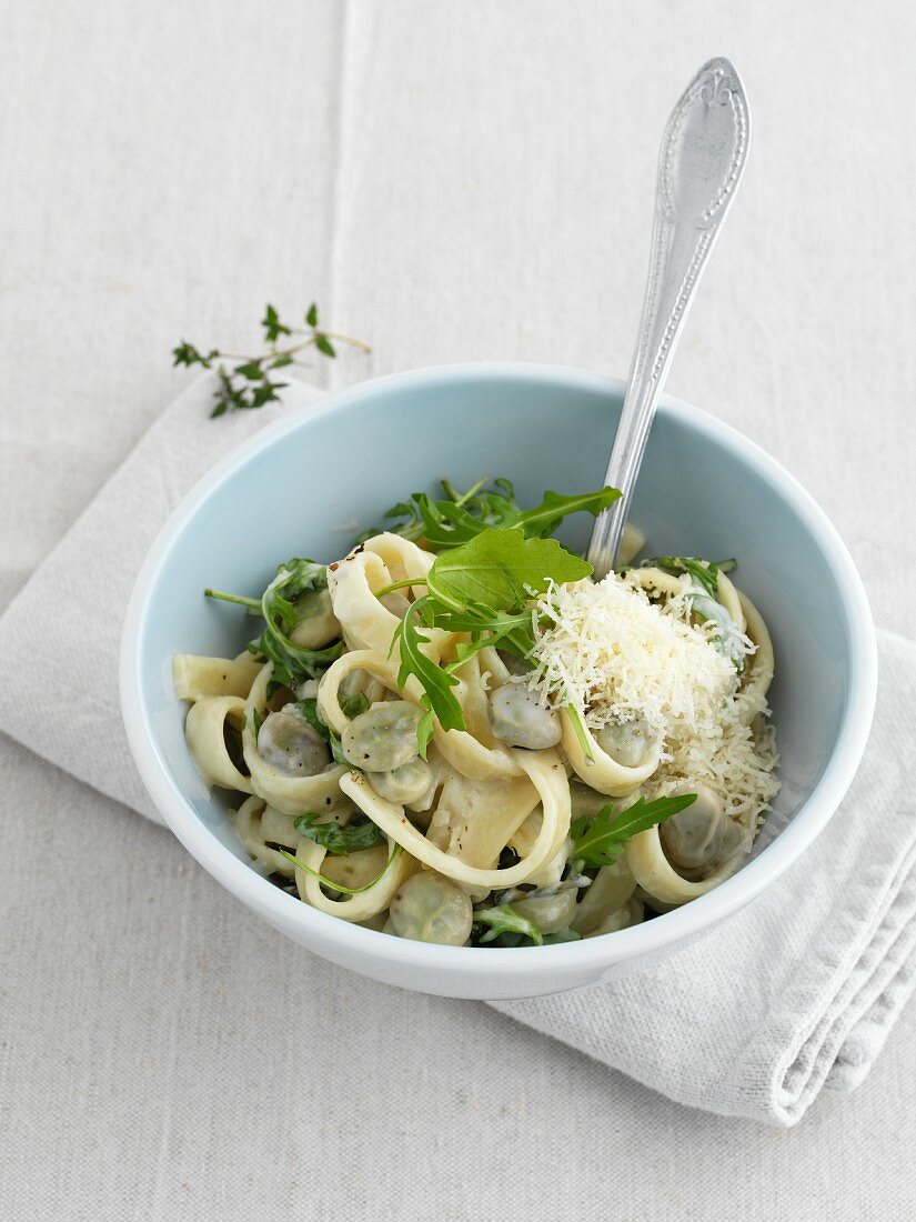 Fettuccine with beans, rocket and grated cheese