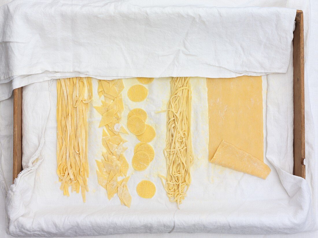 Frische Pastasorten auf Tuch