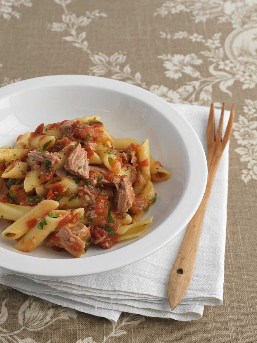 Penne with tuna fish and tomatoes
