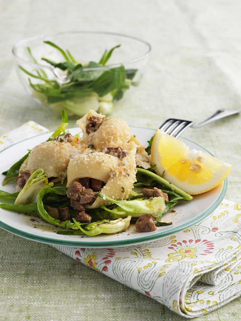 Lumaconi mit Lamm und Puntarelle