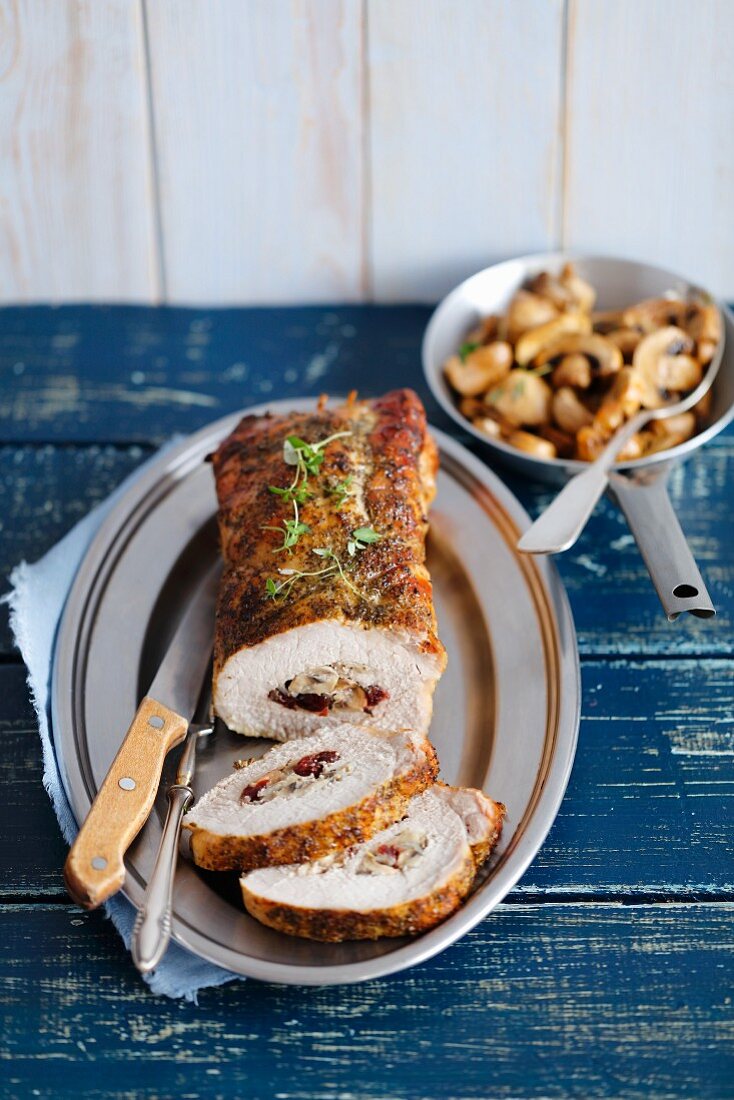 Gefüllte Schweinelende mit Pilzen und Preiselbeeren