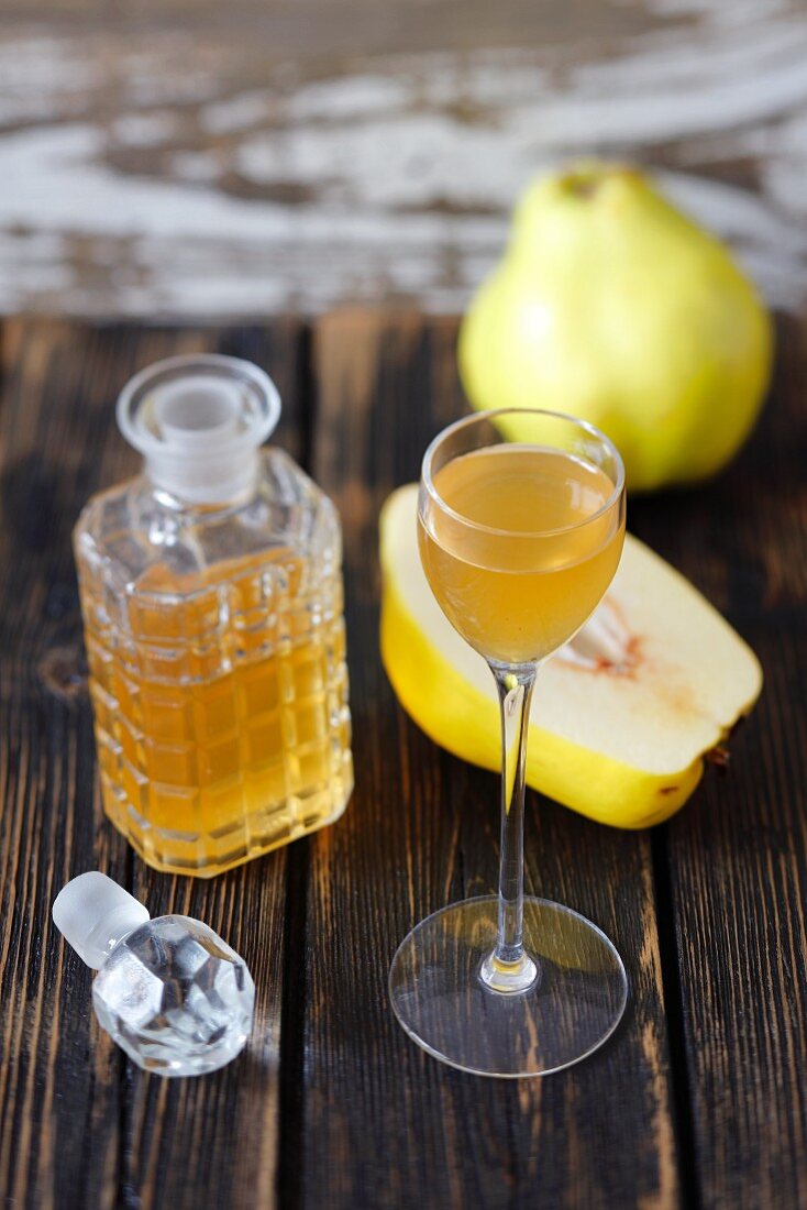 Quince liqueur