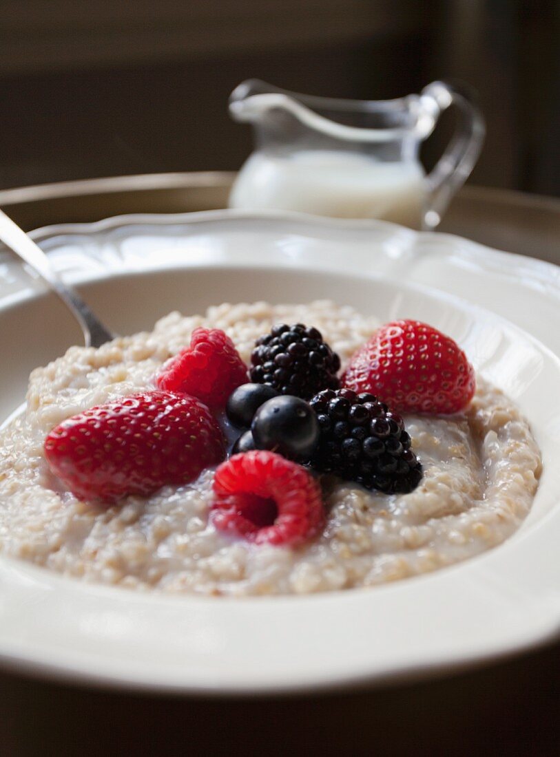 Porridge with berries and milk