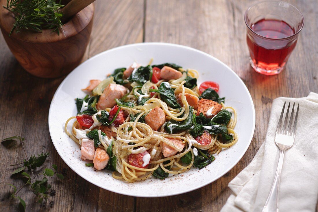 Spaghetti with salmon and spinach