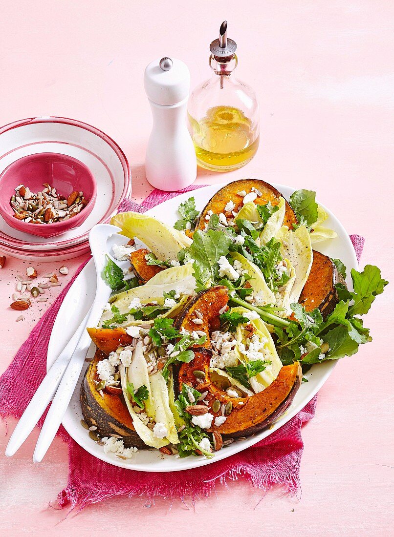 Salat mit gebratenem Kürbis und Feta