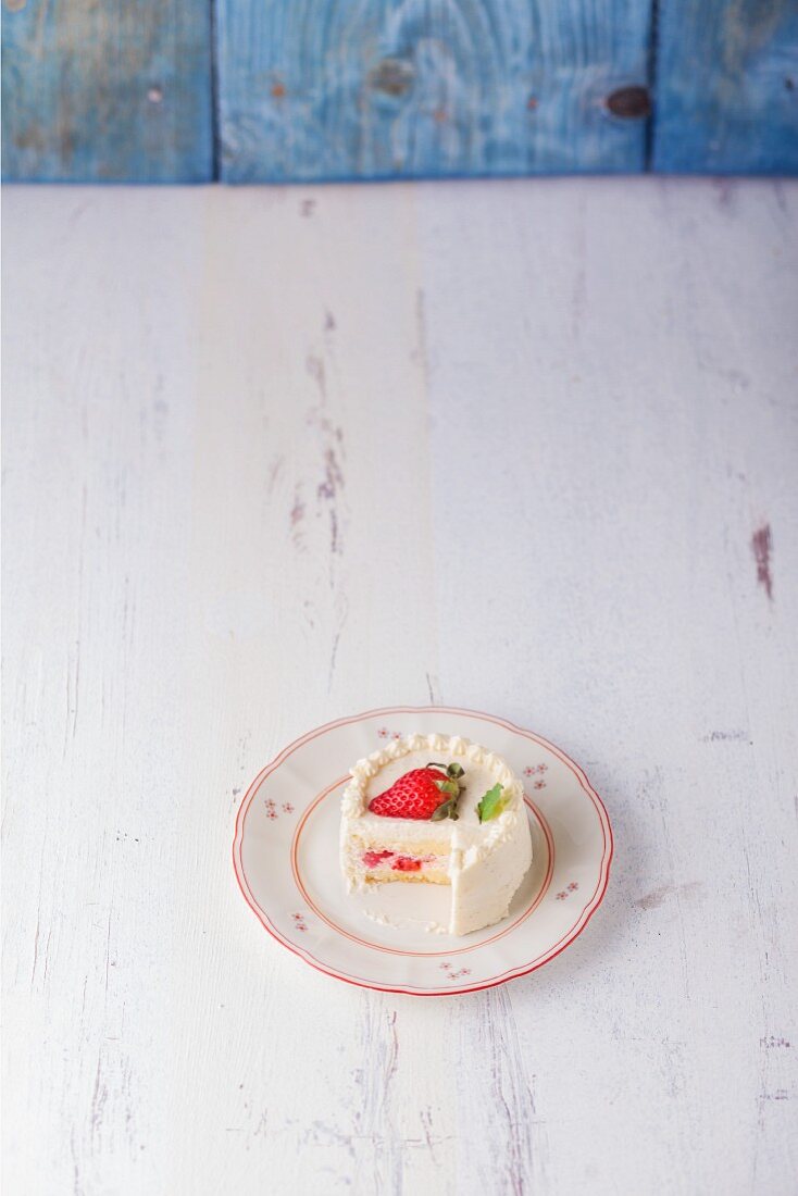 Vanilla cream cake with strawberries