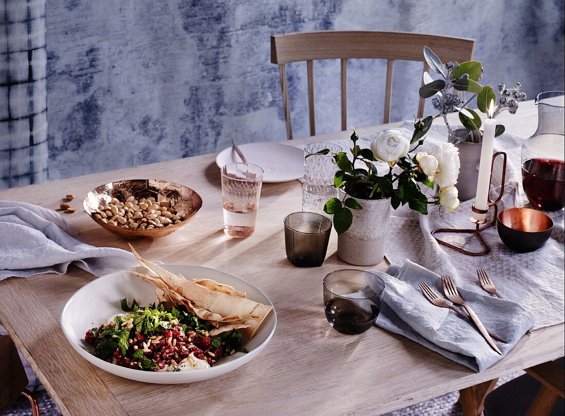 Tatar mit Hummus und gesalzene Mandeln