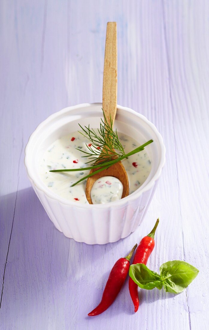 Kräuter-Quarkdressing mit Chili