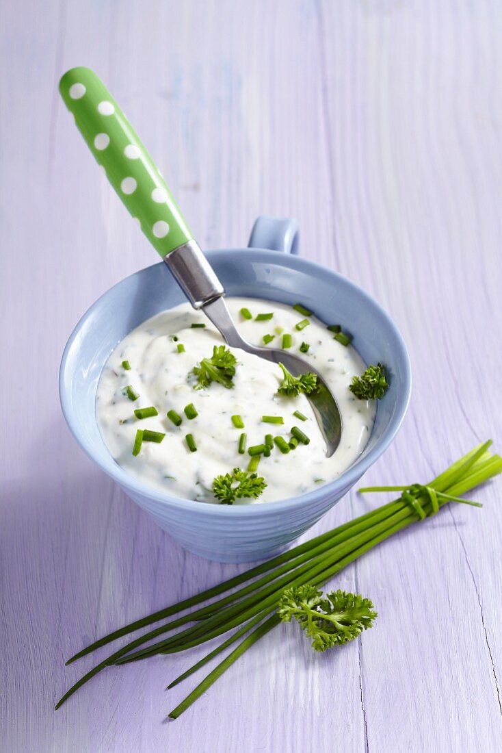 Yoghurt dressing with herbs