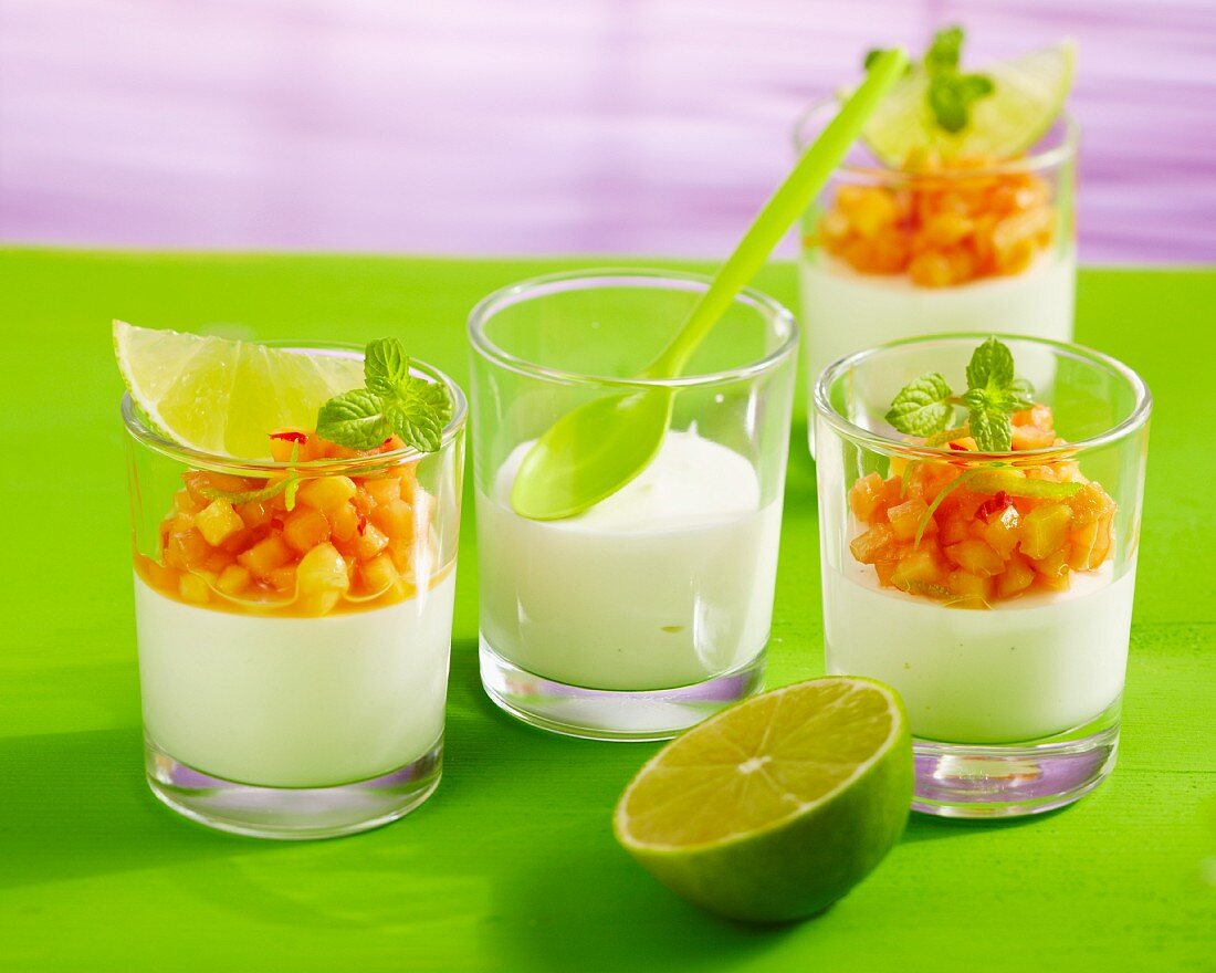 Quarkmousse mit Chili-Papayasalsa