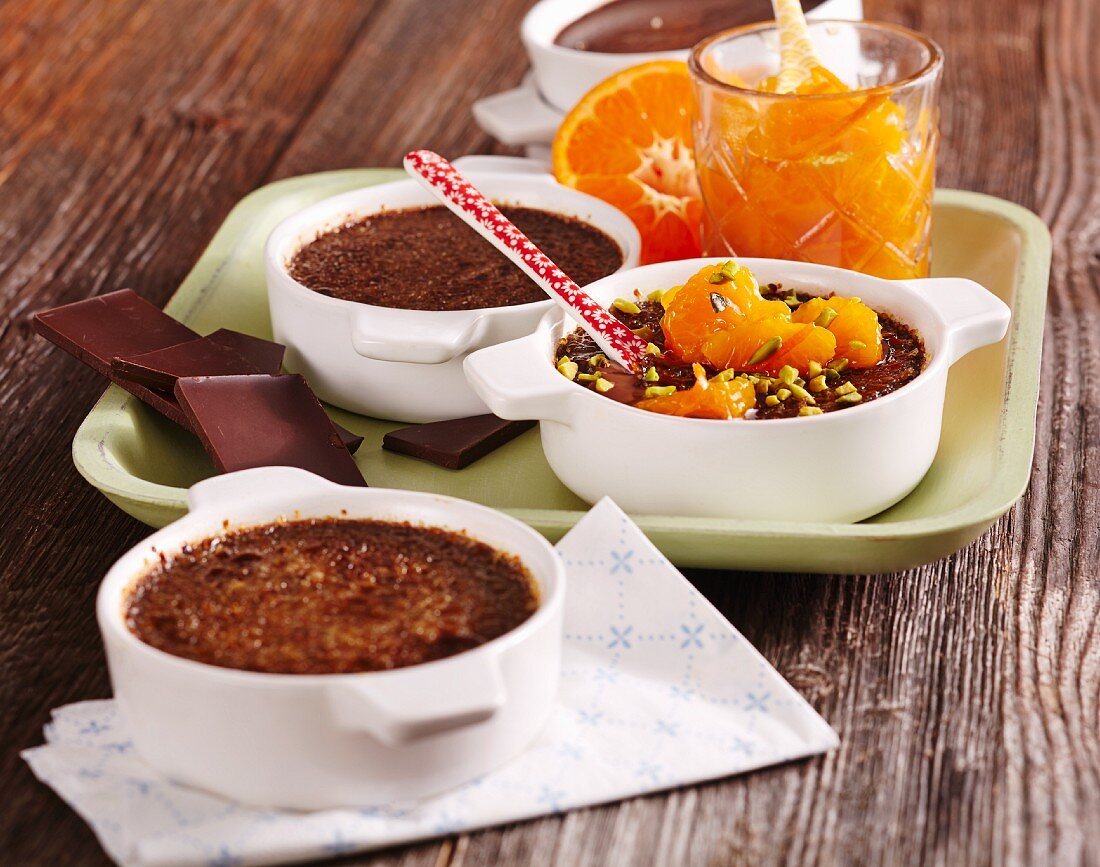 Schokoladen-Crème brûlée mit Mandarinen & Pistazien
