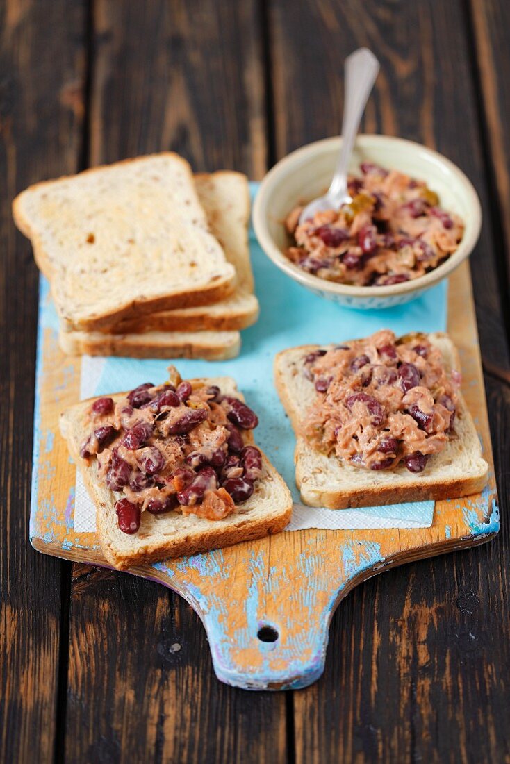 Toast mit Thunfisch-Kidneysalat