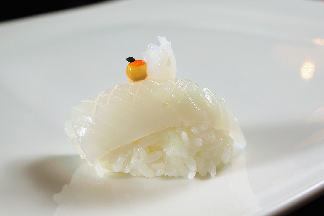 Ein Ika-Sushi: Nigiri-Sushi mit Tintenfisch