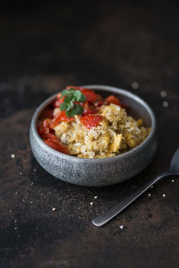 Scrambled egg with quinoa and tomatoes