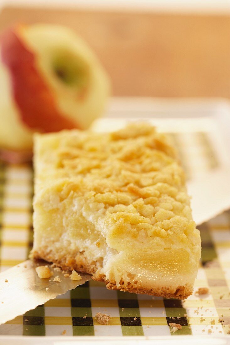 Angebissener Apfel-Streusel-Kuchen