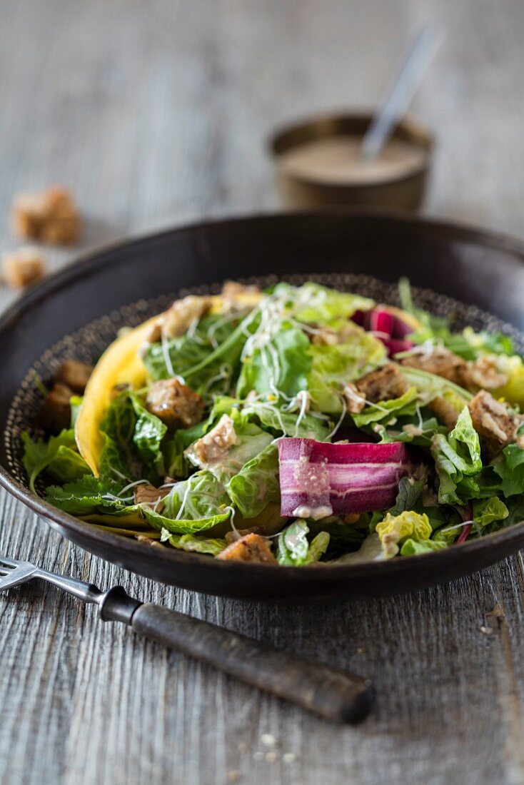 Cäsarsalat mit bunten Möhren