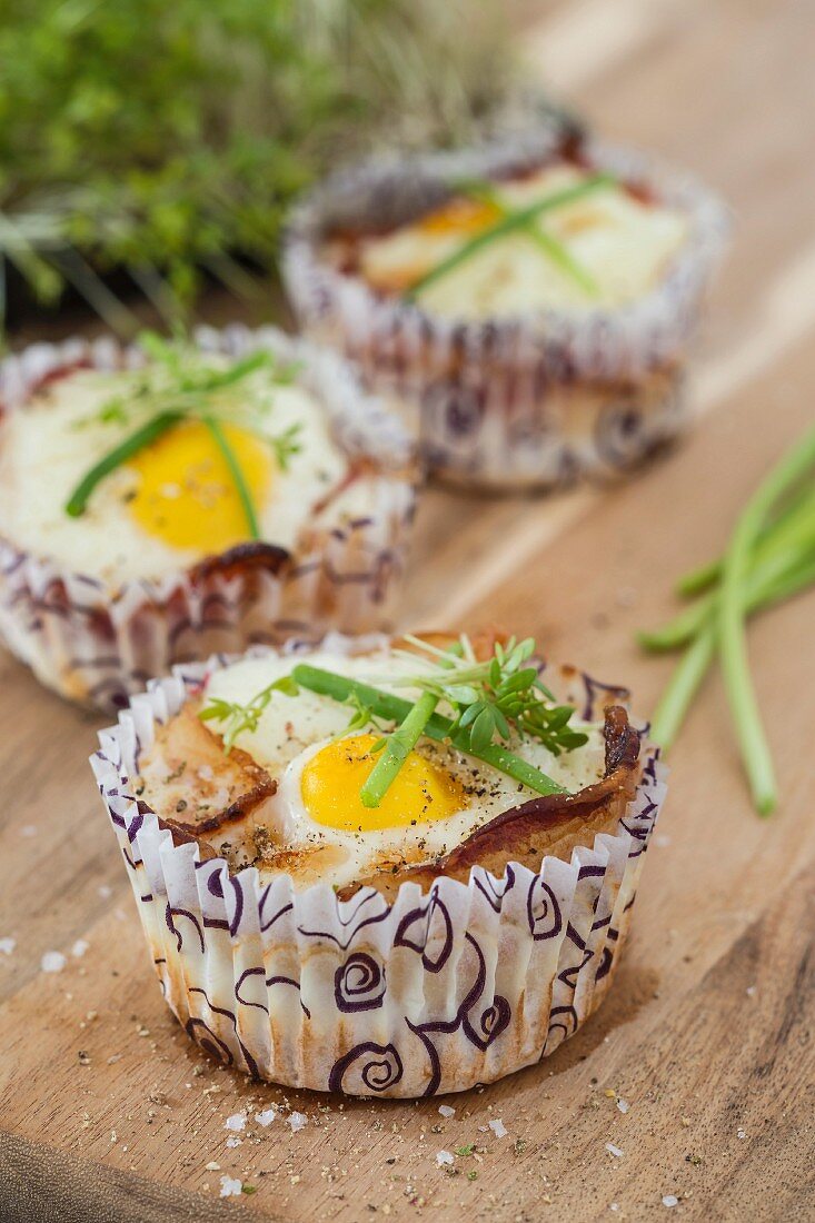 Breakfast muffins with bacon and egg