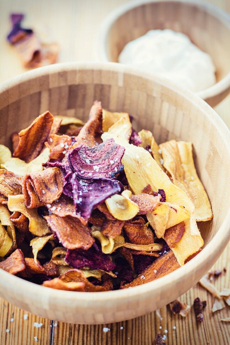 Vegetables chips in a wooden bowl