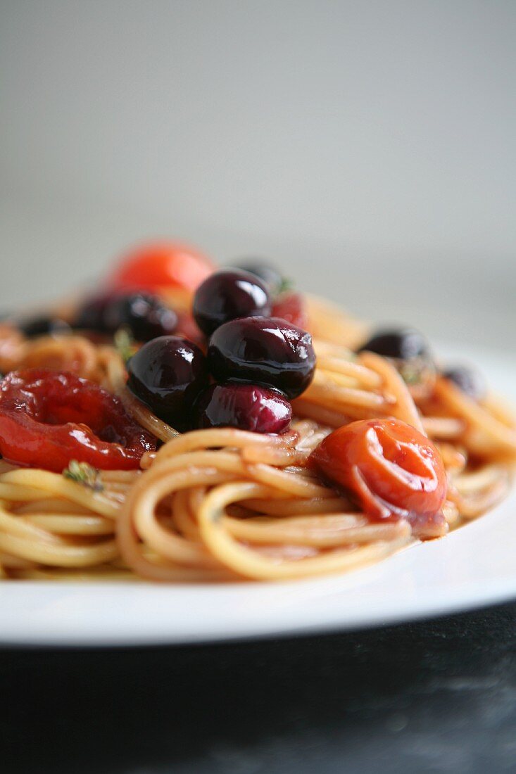 Spaghetti mit gedünsteten Sommerfrüchten