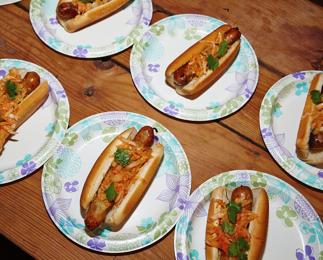 Mehrere Hot Dogs mit Relish