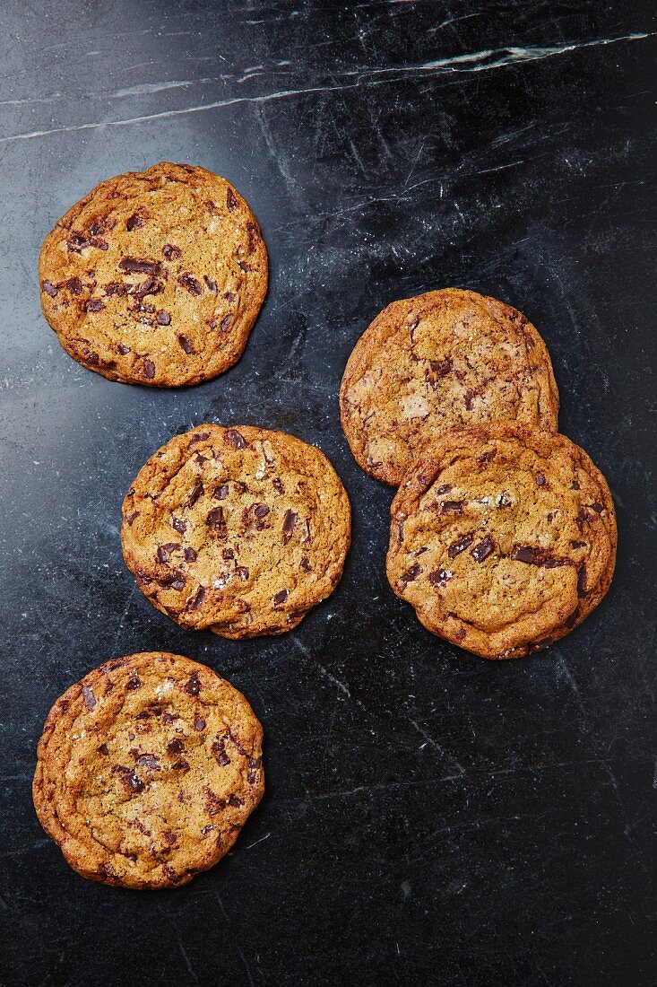 Mehrere Chocolatechip Cookies (Draufsicht)