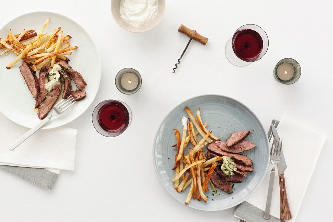 Rindersteak mit Pommes frites und Rotwein