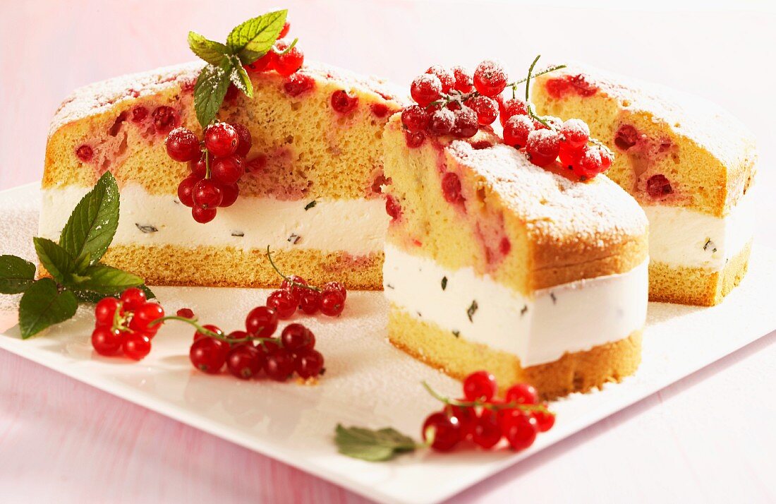 Redcurrant cake with mint cream