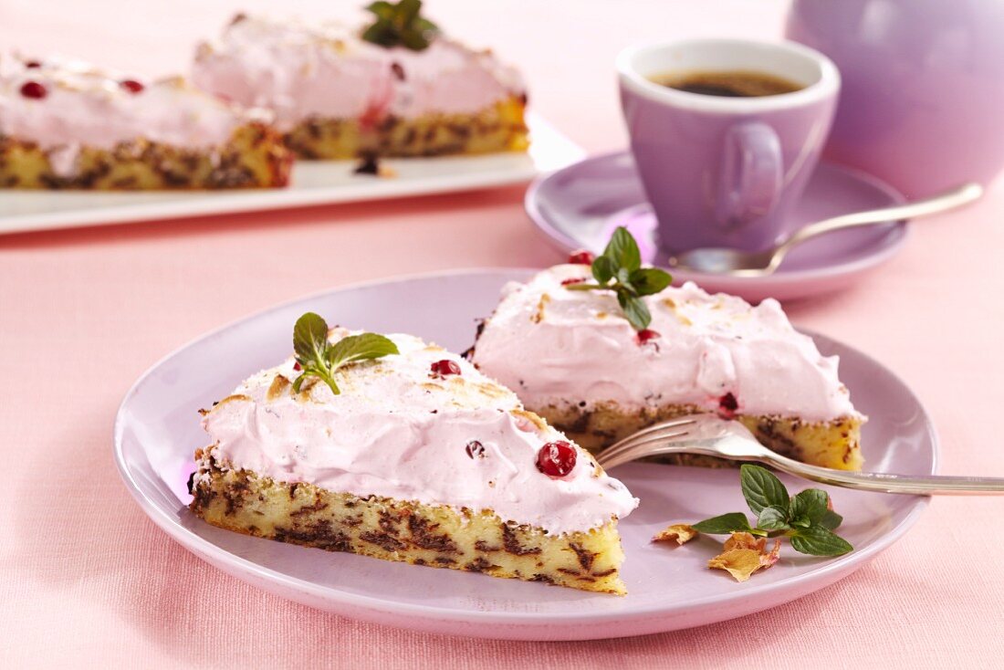Joghurtkuchen mit Schokostreuseln & Preiselbeer-Baiserhaube
