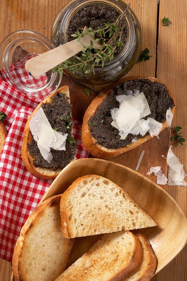 Tapenade mit Käsespänen