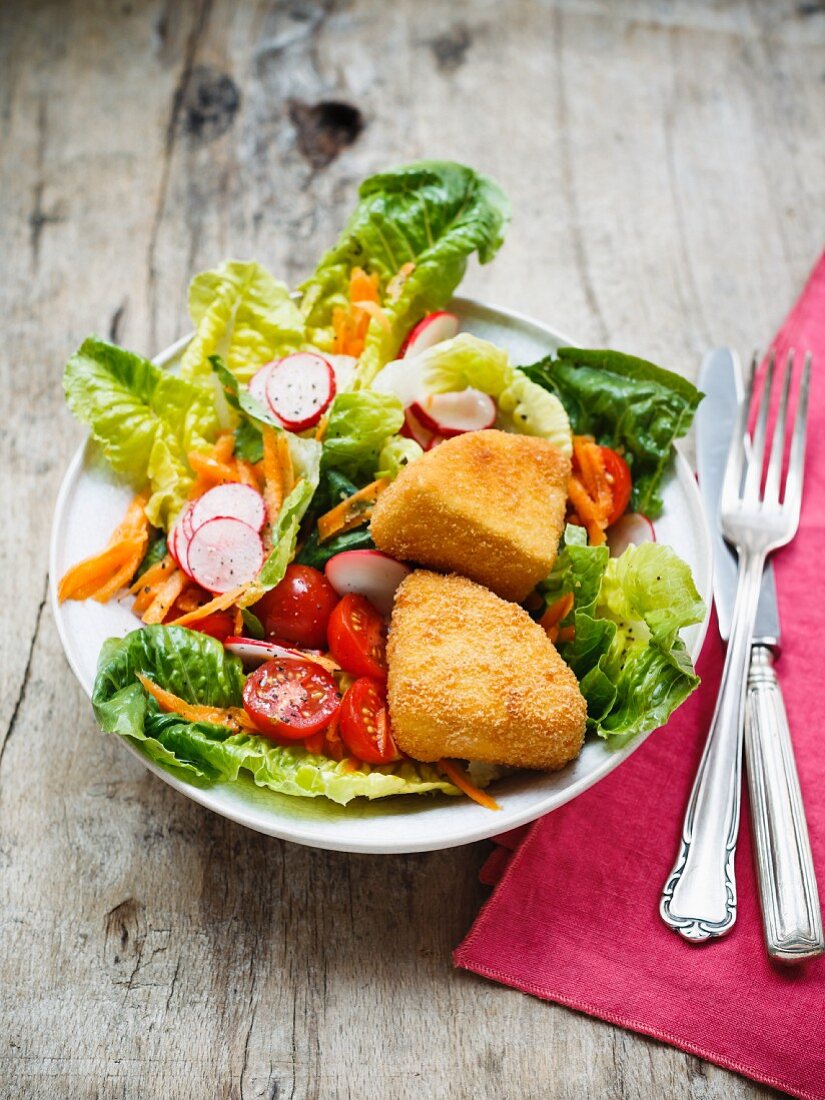 Salad with baked Camembert