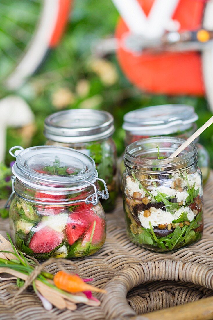 Verschiedene Salate in Einmachgläsern zum Picknick