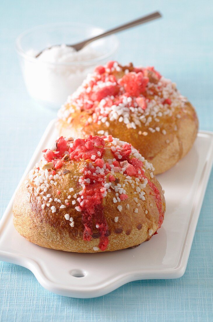 Brioche with praline roses and sugar nibs