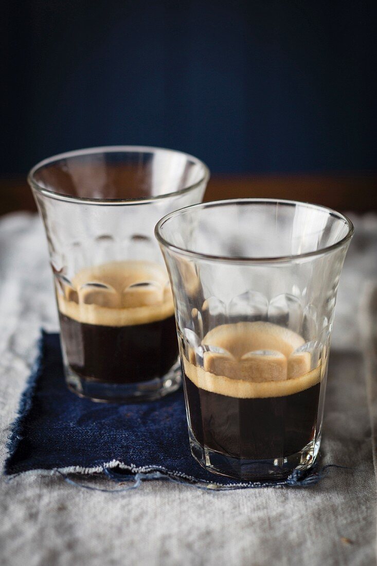 Schwarzer Kaffee in Gläsern