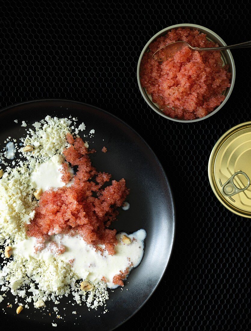Roher Blumenkohl mit rotem Kaviar