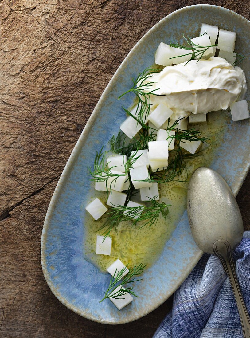 Kohlrabisalat mit Zitronensauce, Dill und Frischkäsecreme