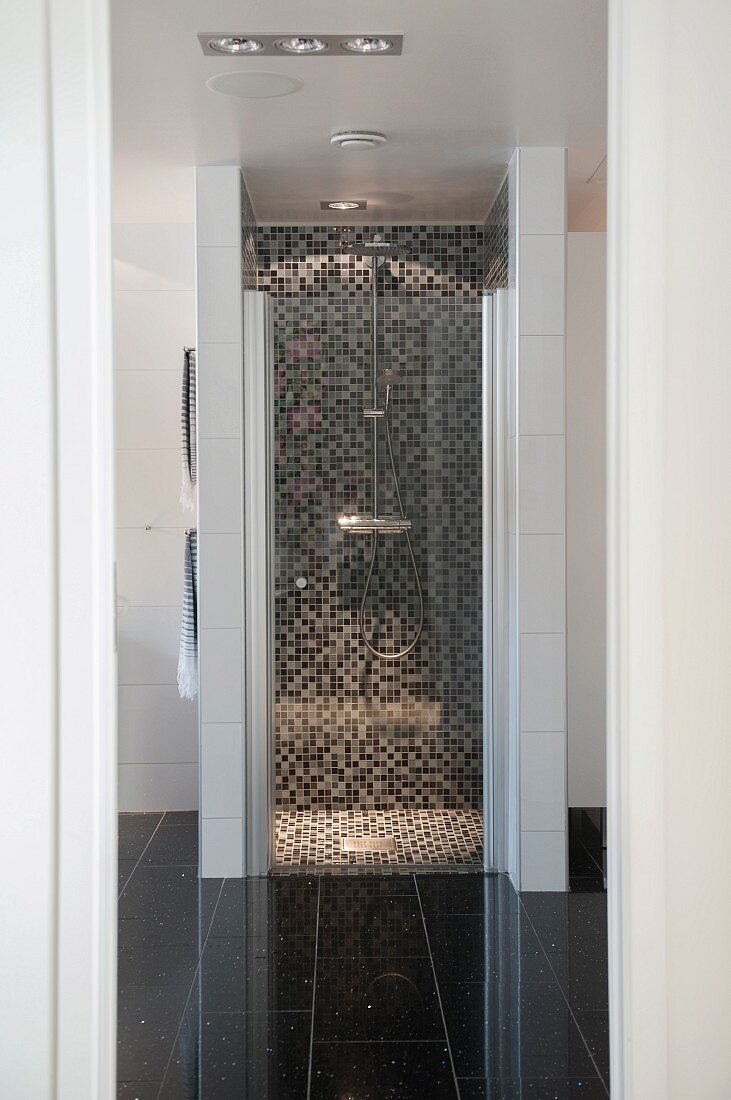 Blick in bodenebenem, abgetrenntem Duschbereich mit Mosaikfliesen, im Designerbad
